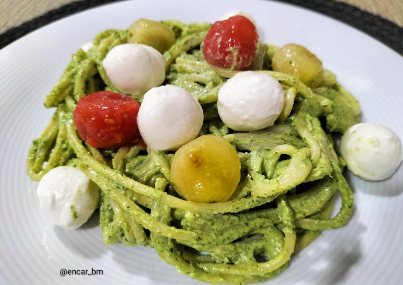 Spaghetti al pesto de rúcula y nueces con cherrys y mozzarella