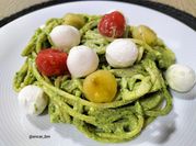 Una foto de spaghetti con rúcula