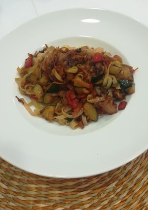Una foto de Noodles con verdura