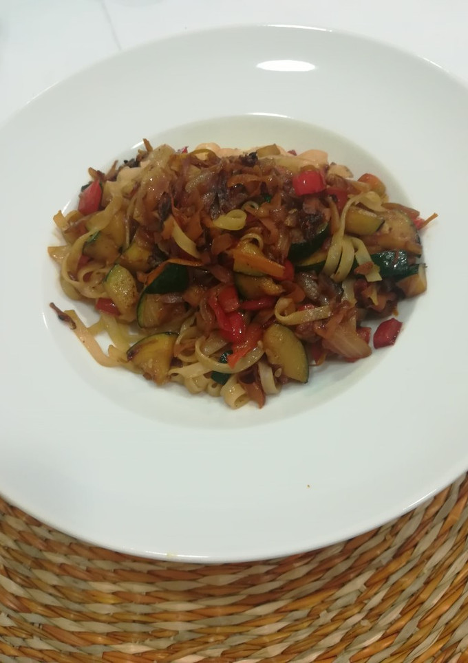 Una foto de Noodles con verdura