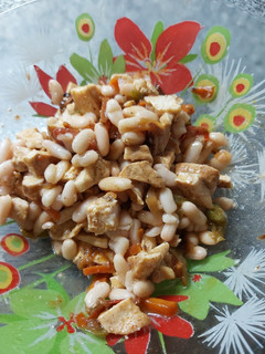 Una foto de Alubias con pollo o longaniza y verduras