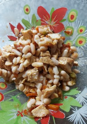 Una foto de Alubias con pollo o longaniza y verduras