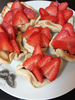 Una foto de Cuajada de chocolate con fresas en tartaletas