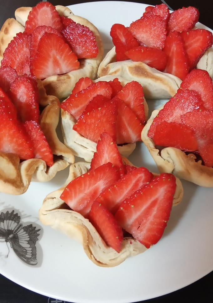 Una foto de Cuajada de chocolate con fresas en tartaletas