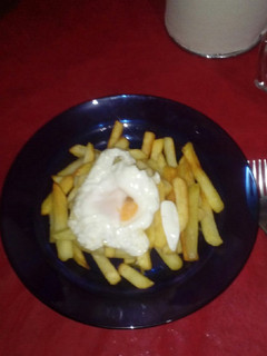 Una foto de Papas fritas con huevo