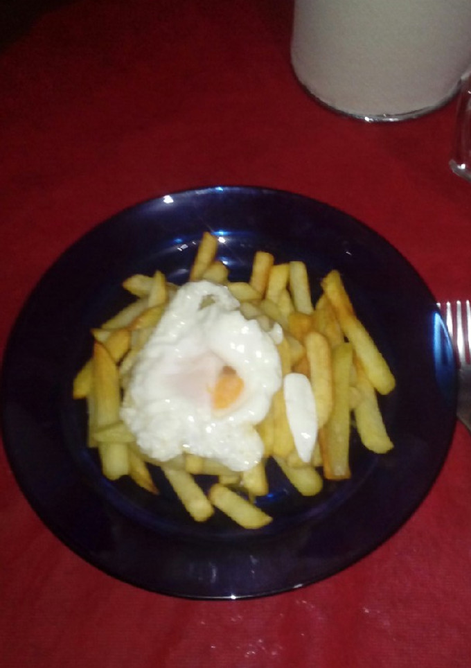 Una foto de Papas fritas con huevo