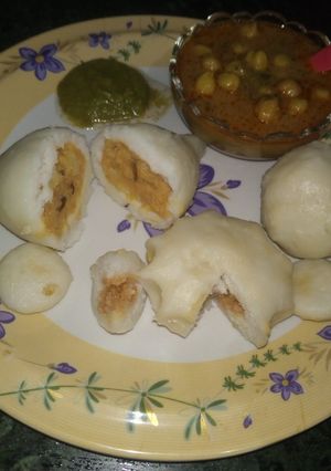 A picture of Steamed pitha steamed stuffed rice cake.