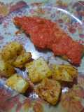 Filet de merluza con tomate y papas al pimentón