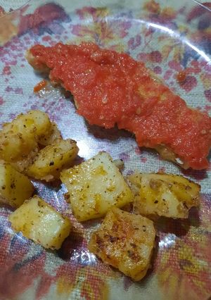 Una foto de Filet de merluza con tomate y papas al pimentón