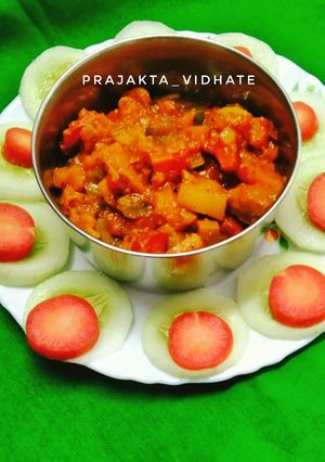 सिझनल वेजी लोडेड सब्जी (seasonal vegetables recipe in Marathi) रेसिपी चे मुख्य फोटो