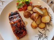 Una foto de salmon en salsa de ostras