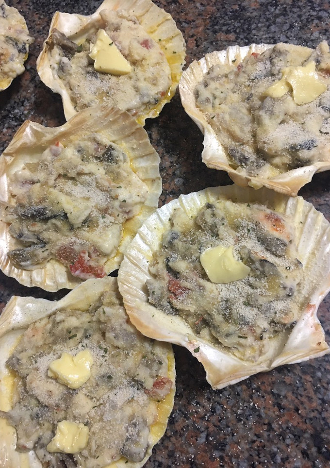 Una foto de Medias conchas de setas y marisco