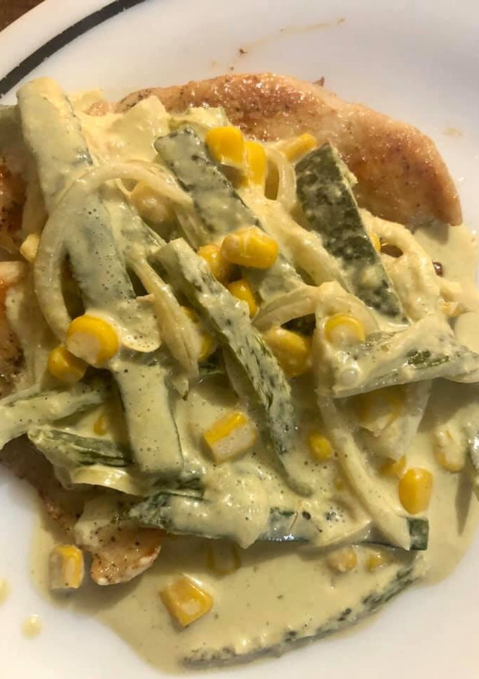 Una foto de Pechuga de pollo con Rajas con crema