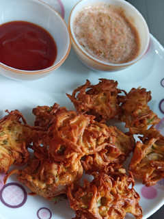 प्याज़ और बेसन के पकोड़े (Pyaz aur Besan ke pakode recipe in hindi) रेसिपी मुख्य फोटो
