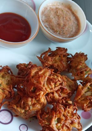 प्याज़ और बेसन के पकोड़े (Pyaz aur Besan ke pakode recipe in hindi) रेसिपी मुख्य फोटो
