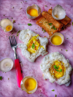 சீஸ் கிளவுட் எக்ஸ் -(Cheesy Cloud eggs recipe in tamil) செய்முறை முக்கிய புகைப்படம்