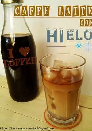 Una foto de Caffe latte con hielo y vainilla