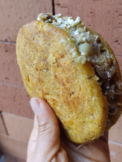 Una foto de Arepa de maíz🫓🌽 rellena de salteado🌯🌮🤪 de berenjena ahumada🍆🥙🧆