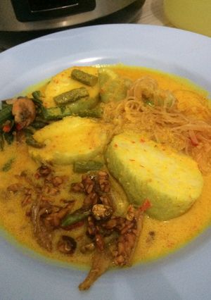 Foto resep Lontong sayur (kering tempe teri + bihun goreng + tauco udang + balado telur) simpel