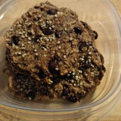 A picture of Chocolate Chip Vegan Bannan Cookies.