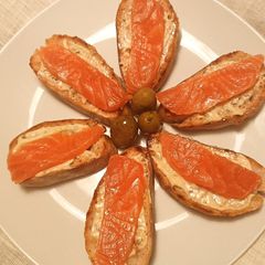 A picture of Smoked salmon starter.