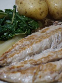 Una foto de Cena ligera de caballa a la plancha con acelgas y patata hervida