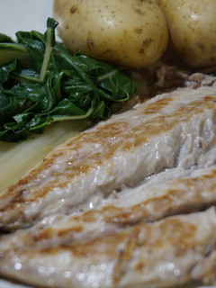Una foto de Cena ligera de caballa a la plancha con acelgas y patata hervida