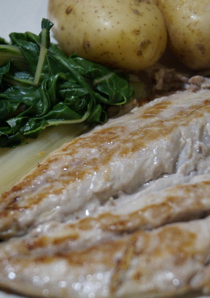 Una foto de Cena ligera de caballa a la plancha con acelgas y patata hervida
