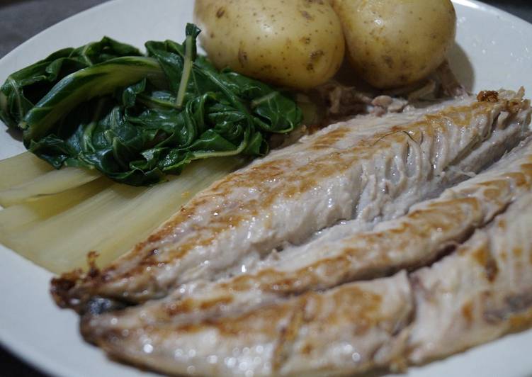 Cena ligera de caballa a la plancha con acelgas y patata hervida