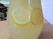 Una foto de jugo de limón