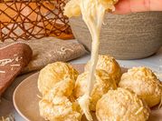 Una foto de yuca frita con queso