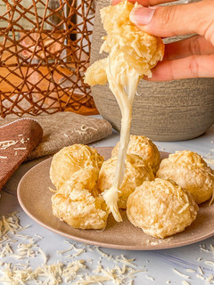 Una foto de Bolas de yuca y mozzarella