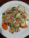 Chop suey de res y pollo