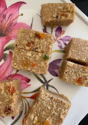 સુખડી (Sukhdi Recipe In Gujarati) રેસીપી મુખ્ય ફોટો