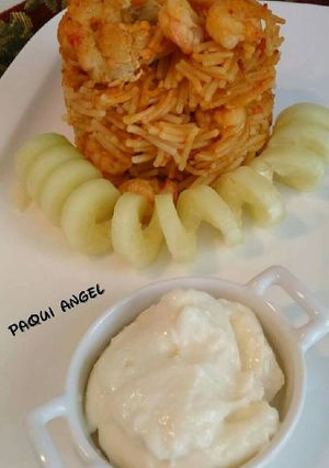 Una foto de Fideua de rape y gambas