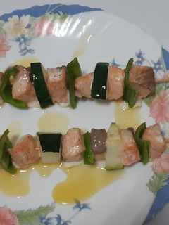 Una foto de Brochetas de salmón