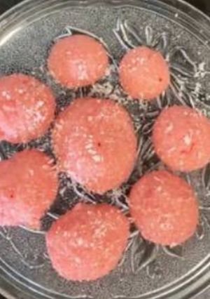 A picture of Strawberry coconut ladoo.