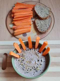 Una foto de "Hummus" de lentejas y nueces con bastoncitos de zanahoria