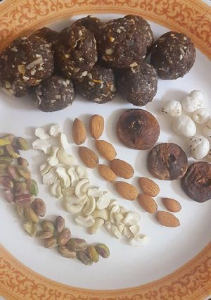 હેલ્ધી ખજૂર ડ્રાયફ્રુટ લાડુ (Healthy Khajoor Dryfruit Ladoo Recipe In Gujarati) રેસીપી મુખ્ય ફોટો