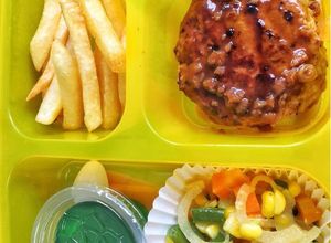 Foto resep Bekal anak sekolah bistik ayam Dan sauted vegie