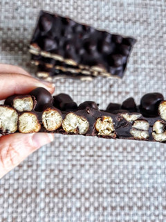 Una foto de 🍫BARRITAS DE CHOCOLATE Y GARBANZOS TOSTADOS🍫