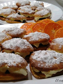 Una foto de Lionesas con espuma de mandarina y chocolate