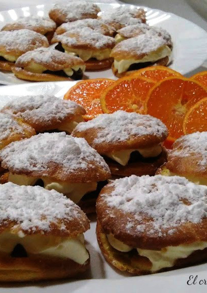 Una foto de Lionesas con espuma de mandarina y chocolate