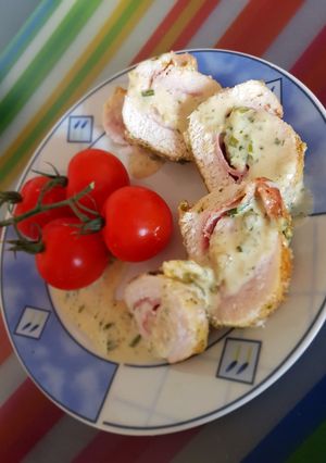 Csirkerolád, snidlinges sajtmártással recept fotója