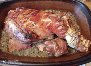 Káposztaágyon sült malac lapocka cserépedényben sütve recept fotója