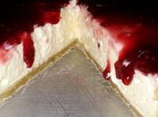 Una foto de postres con mermelada de frambuesas