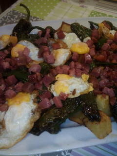 Una foto de Patatas con padrón y huevos de codorniz