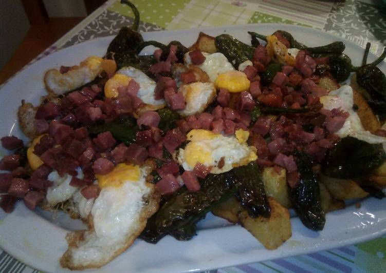 Patatas con padrón y huevos de codorniz