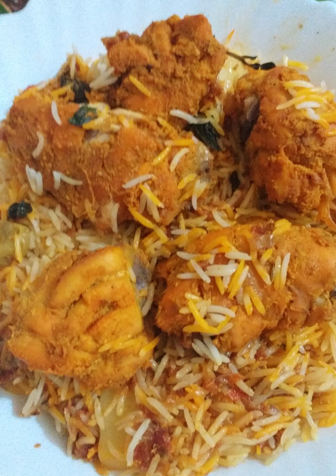A picture of Chicken tikka biryani.