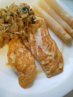 Una foto de Pechugas con zarangollo y espárragos